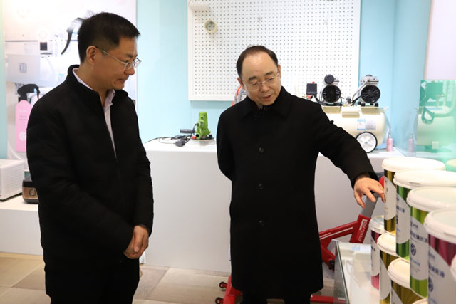 河間市委常委、市政府黨組副書記、常務(wù)副市長王占強(qiáng)一行蒞臨富思特考察指導(dǎo)新材料技術(shù)推廣服務(wù)